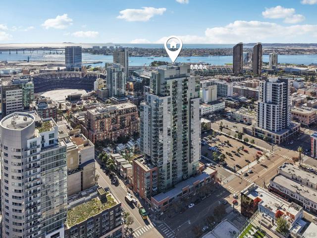 800 The Mark Ln, San Diego CA: https://media.crmls.org/mediaz/536818e9-72f7-4d86-8fd4-af10d19a6085.jpg