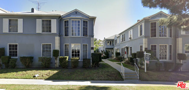 460 460 1/4 Kelton Avenue, Los Angeles CA: https://media.crmls.org/mediaz/53682d46-d5f5-45e9-8d95-228b712d9613.jpg