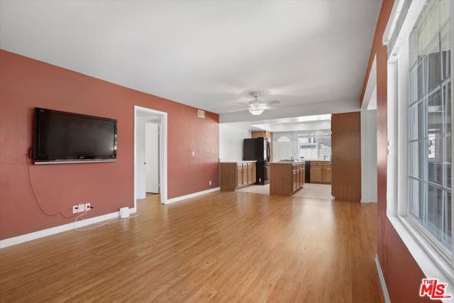 11521 Davenport Road, Los Alamitos CA: https://media.crmls.org/mediaz/53689d69-2dc2-464b-b51e-e651827d7eea.jpg