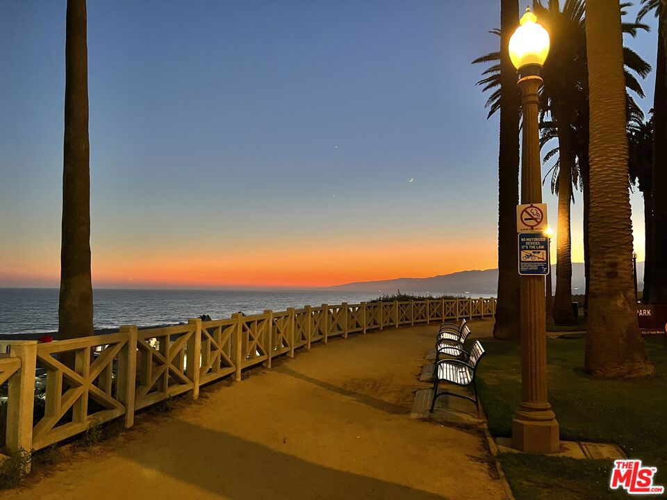 https://media.crmls.org/mediaz/5368d5f7-1176-4951-864b-16e0d26e1388.jpg?preset=X-Large