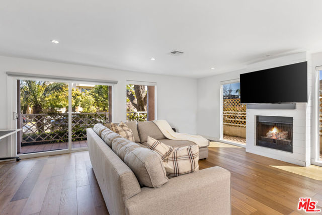1240 24th Street, Santa Monica CA: https://media.crmls.org/mediaz/5369363a-32cc-44a0-885a-74e1d2cd54cd.jpg