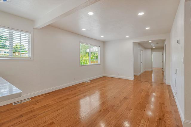 2940 Somerset Ave, Castro Valley CA: https://media.crmls.org/mediaz/53693b89-2e8b-4722-9702-47d0ef43cdde.jpg