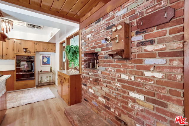 7951 Glenties Lane, Sunland CA: https://media.crmls.org/mediaz/5369a95a-02a3-4718-aa06-cab49c94aaa7.jpg
