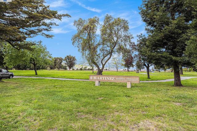 925 GRANDVIEW AVE, Martinez CA: https://media.crmls.org/mediaz/5369fc66-cd3d-49d6-8d6e-25cb359efe88.jpg