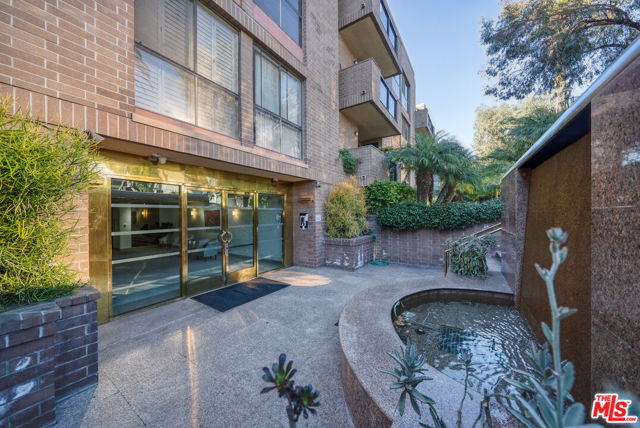 235 S Tower Drive, Beverly Hills CA: https://media.crmls.org/mediaz/536a27b7-634b-4f16-a034-cc9420a8e499.jpg