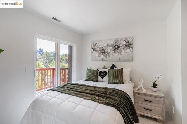6659 Exeter Dr, Oakland CA: https://media.crmls.org/mediaz/536a8bfd-4c2c-4fcc-81f2-4aaf8cf78900.jpg