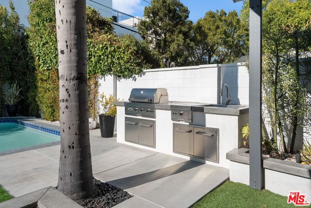 5013 Auckland Avenue, Toluca Lake CA: https://media.crmls.org/mediaz/536c2dfd-30e2-45ea-aa8c-61b26175de54.jpg