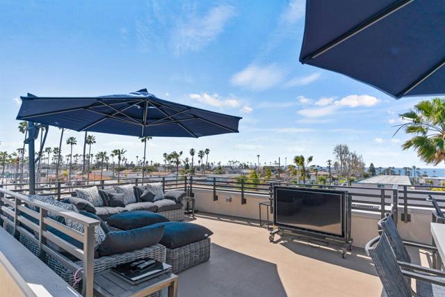 Detail Gallery Image 4 of 34 For 1573 Vista Del Mar Way #4,  Oceanside,  CA 92054 - 3 Beds | 3/1 Baths
