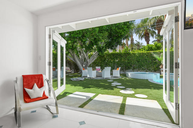 1115 Pasatiempo Road, Palm Springs CA: https://media.crmls.org/mediaz/536d19bd-a1da-4a3b-886d-60f639a47772.jpg