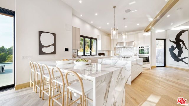 9153 Janice Place, Beverly Hills CA: https://media.crmls.org/mediaz/536ebf7e-6e07-4b1e-98df-00b5b4e4dfdc.jpg