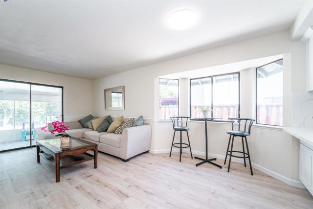 Image 10 of 33 For 3767 Fairlands Dr