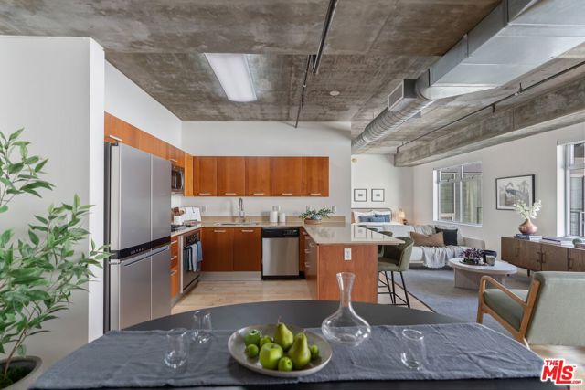 645 W 9th Street, Los Angeles CA: https://media.crmls.org/mediaz/536ffe61-d5d1-4356-833f-b6b1ba1220eb.jpg