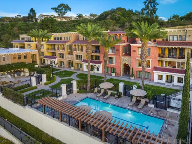 1040 Genter St, La Jolla CA: https://media.crmls.org/mediaz/53703f02-29a7-4587-ad03-d9be5e72e0c9.jpg