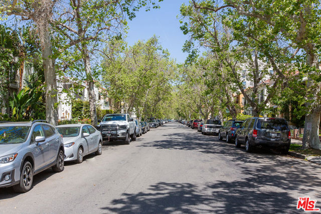 181 S Sycamore Avenue, Los Angeles CA: https://media.crmls.org/mediaz/53706922-89ff-42d6-a755-04413b024693.jpg