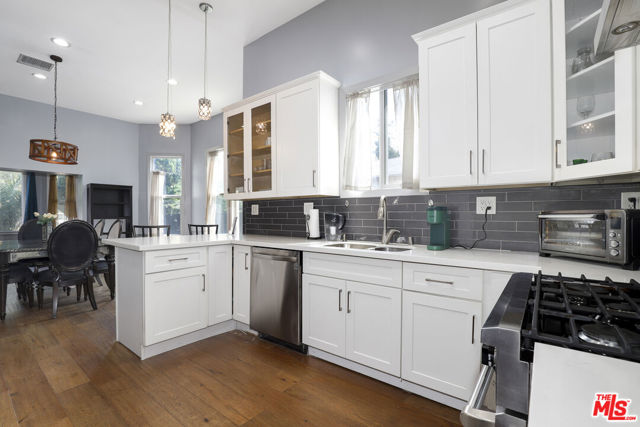 319 Chestnut Avenue, Los Angeles CA: https://media.crmls.org/mediaz/5370b6e6-6cee-4394-960d-c8c443aeedd5.jpg
