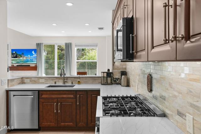 Detail Gallery Image 13 of 45 For 596 Fenwick Way #C,  Simi Valley,  CA 93065 - 3 Beds | 2/1 Baths