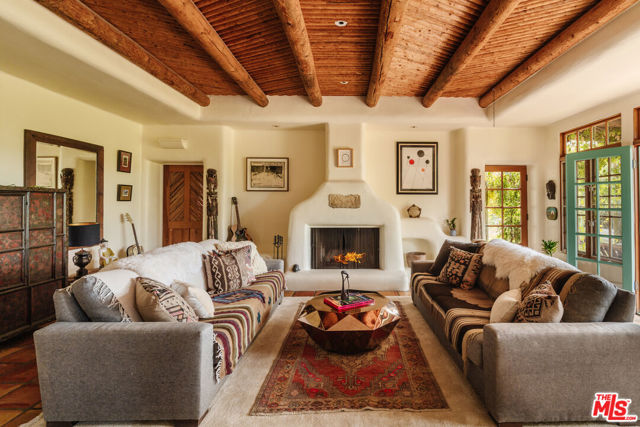 2865 Marquette Drive, Topanga CA: https://media.crmls.org/mediaz/53714462-555c-4370-8991-fd9b5c7ec7de.jpg