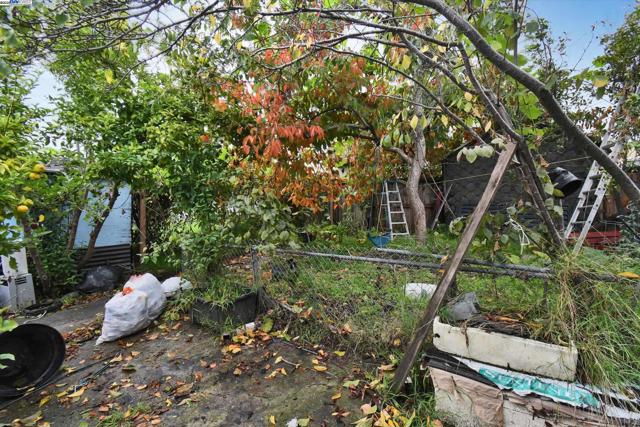 1506 52nd Ave, Oakland CA: https://media.crmls.org/mediaz/53721c45-3567-48b4-b529-2882640e9f95.jpg