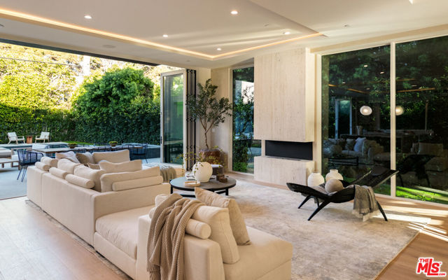 615 23rd Street, Santa Monica CA: https://media.crmls.org/mediaz/53724edc-5942-4de6-8fc6-31caf3630191.jpg