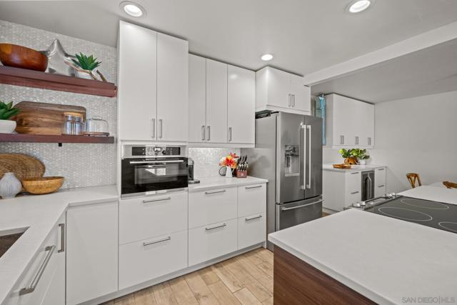 1074 Isabella Avenue, Coronado CA: https://media.crmls.org/mediaz/5372a239-f37d-425f-97c5-000ebf80a835.jpg