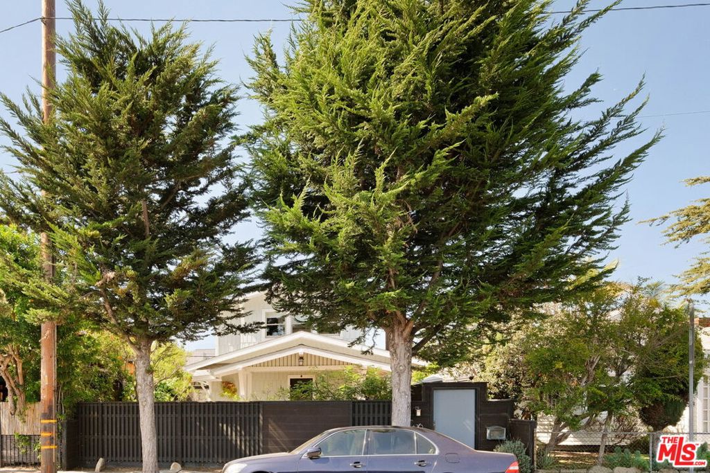 https://media.crmls.org/mediaz/5372d06a-6c50-4971-8ddb-c3d406f4cde2.jpg?preset=X-Large