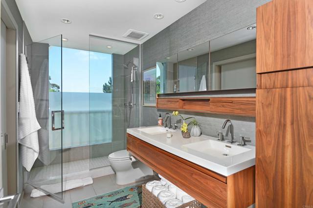 1001 Genter, La Jolla CA: https://media.crmls.org/mediaz/537317d7-436b-480a-886d-b2917166508d.jpg