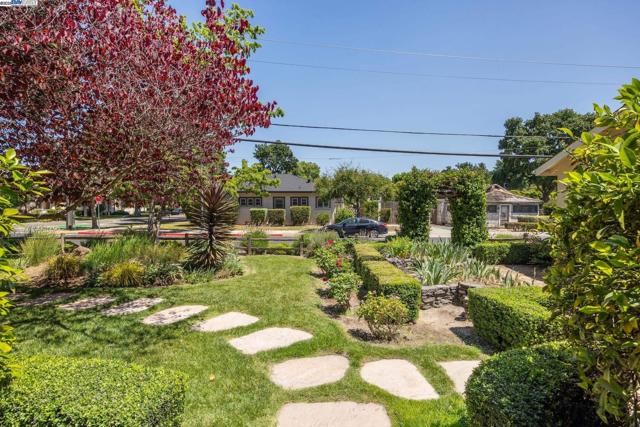 628 Saint Mary St, Pleasanton CA: https://media.crmls.org/mediaz/53733452-34d3-41f2-ba53-ddc4fef92b0c.jpg