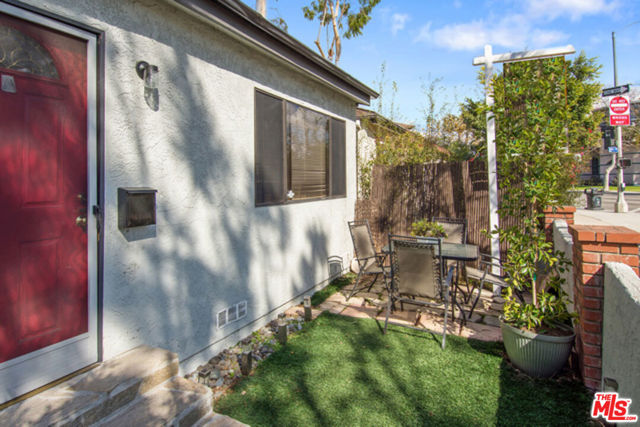 535 VENICE Way Venice, California Beautifully renovated 1 bedroom 1 bathroom with an outdoor patio. This one bedroom beauty is conveniently located about 5 blocks from the beach and a few blocks from Abbot Kinney. Come and enjoy the beach and the excitement of Venice Beach, California.