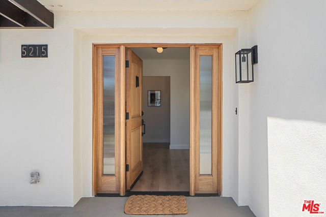 5215 Parkglen Avenue, Los Angeles CA: https://media.crmls.org/mediaz/537531e8-bbde-4f02-b779-93b2aea791d1.jpg