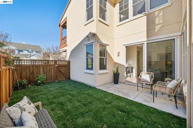 220 Hollister Avenue, Alameda CA: https://media.crmls.org/mediaz/5375f929-5798-424d-8514-dfb8d8e1a811.jpg