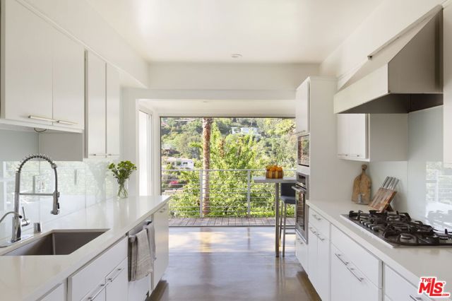 2500 Carman Crest Drive, Los Angeles CA: https://media.crmls.org/mediaz/53766276-0093-4817-94d3-0f7c0ad182bf.jpg