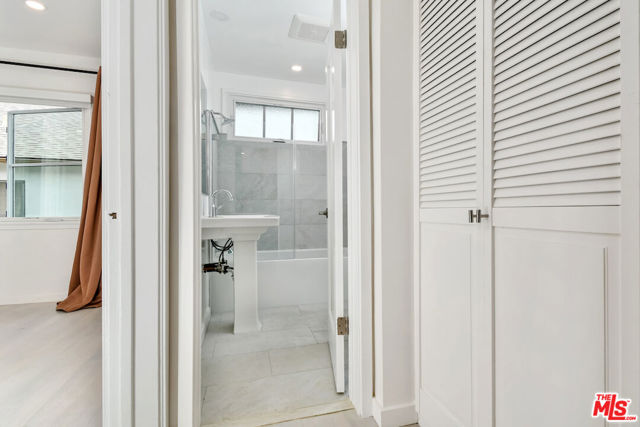 1032 19th Street, Santa Monica CA: https://media.crmls.org/mediaz/53768e4b-8e22-4e27-a2f6-d3256317a920.jpg