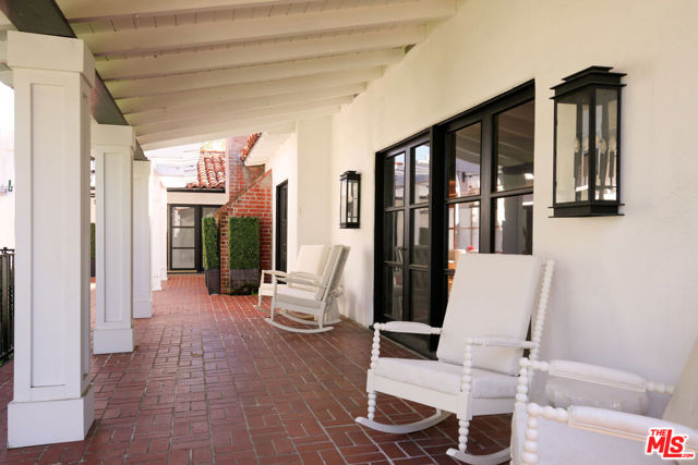 18625 Wells Drive, Tarzana CA: https://media.crmls.org/mediaz/53787703-077e-4a1b-a103-ec5f06fb50bd.jpg