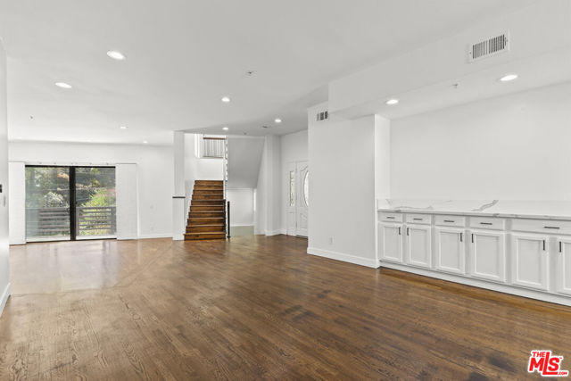 2646 Rinconia Drive, Los Angeles CA: https://media.crmls.org/mediaz/53787820-2676-4282-a8d0-fccd91fda1c4.jpg