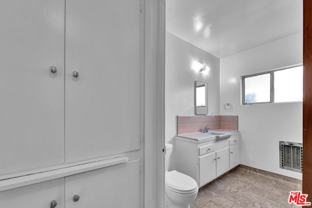 938 15th Street, Santa Monica CA: https://media.crmls.org/mediaz/537920ab-26ef-4f23-bb42-24cf00821d7d.jpg