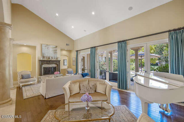 421 Whitegate Road, Thousand Oaks CA: https://media.crmls.org/mediaz/53795508-69ad-4701-9250-79dee3e5346c.jpg