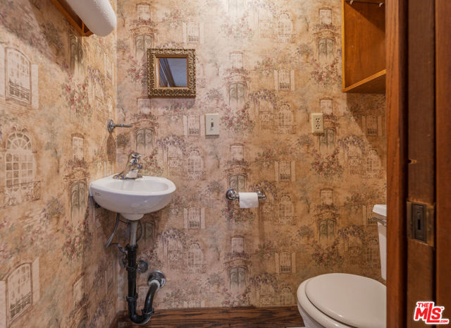 1242 Angelo Drive, Beverly Hills CA: https://media.crmls.org/mediaz/53799968-0cd0-4cf0-97b9-af3ef9e11ed0.jpg