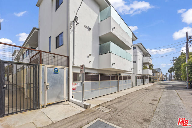 1254 9th Street, Santa Monica CA: https://media.crmls.org/mediaz/537af840-a149-478e-ab5e-2f86ca9db3dc.jpg