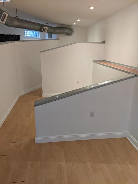 2622 Kingsland Ave, Oakland CA: https://media.crmls.org/mediaz/537b903e-a7a6-4d99-b842-8a629efa671a.jpg