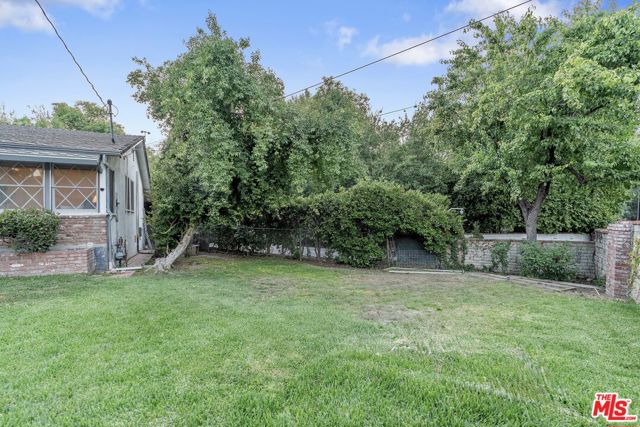 4835 Corbin Avenue, Tarzana CA: https://media.crmls.org/mediaz/537bd9de-96f8-4b49-88d7-d31537769a68.jpg