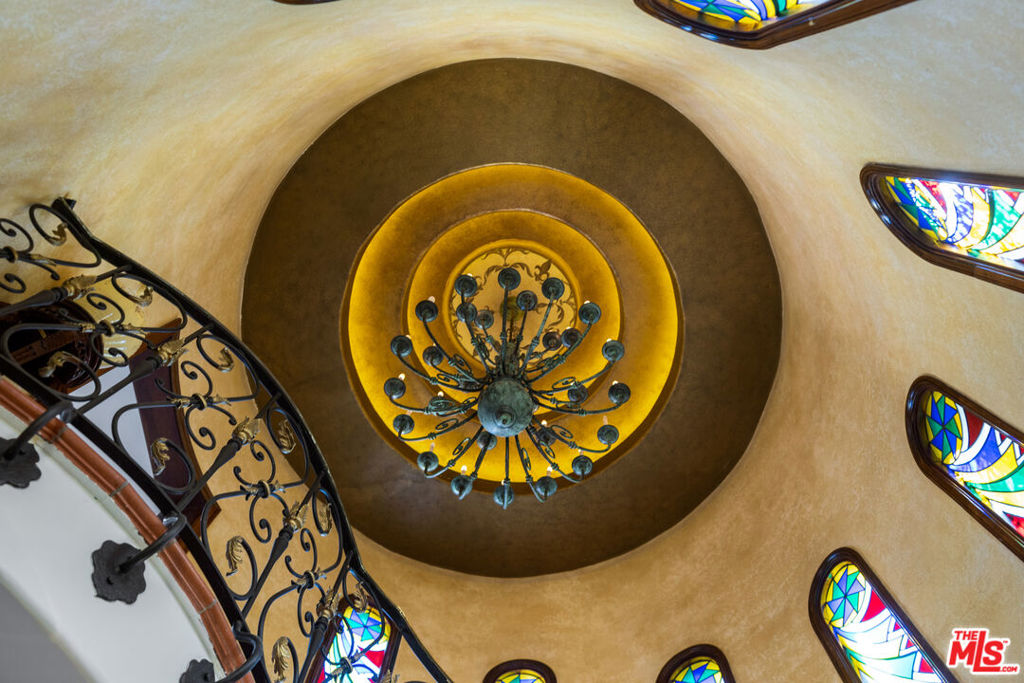 https://media.crmls.org/mediaz/537cc111-211e-4192-a6c2-4c348eaf0e9b.jpg?preset=X-Large