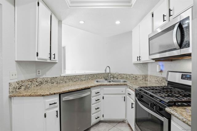 998 Hillcrest St, Hemet CA: https://media.crmls.org/mediaz/537cc24f-77b0-4abe-bde2-666f13ab5614.jpg