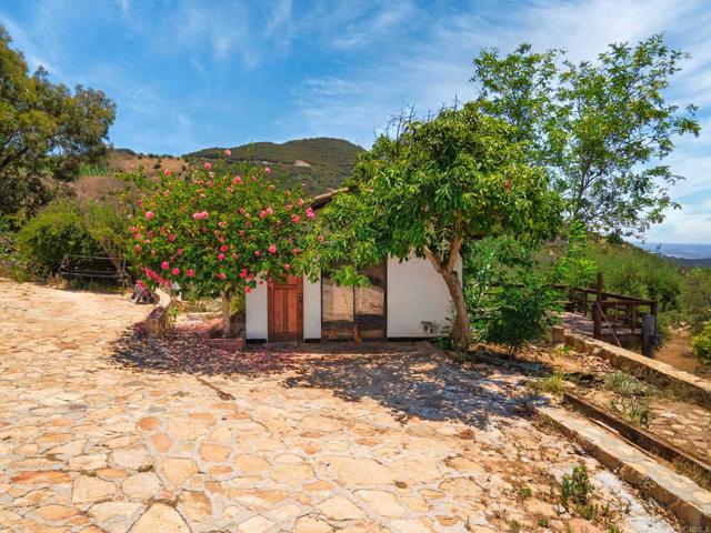 9202 Moon Ridge Road, Fallbrook CA: https://media.crmls.org/mediaz/537d4c10-f925-40ba-85fb-6aa2f6d27cb6.jpg