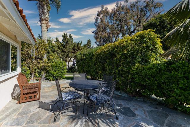6462 Camino Del Parque, Carlsbad CA: https://media.crmls.org/mediaz/537db312-719e-4aea-a251-fad0a5befd32.jpg