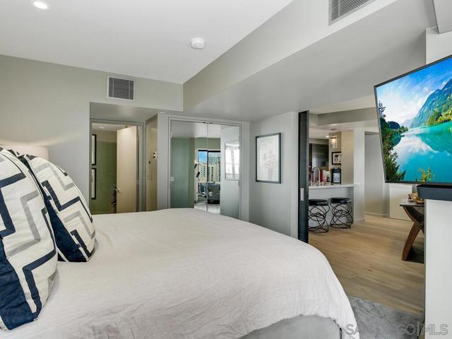 100 Harbor Drive, San Diego, California 92101, 1 Bedroom Bedrooms, ,1 BathroomBathrooms,Condominium,For Sale,Harbor Drive,240003016SD