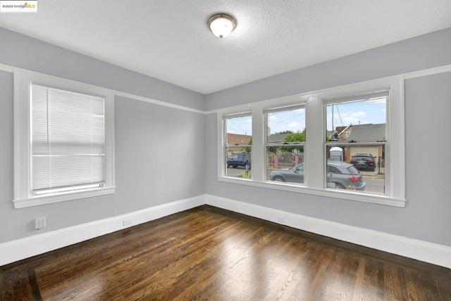 1009 106Th Ave, Oakland CA: https://media.crmls.org/mediaz/537f7c80-5f12-4eb7-9112-386026122bac.jpg