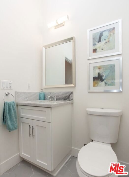 433 S Wilton Place, Los Angeles CA: https://media.crmls.org/mediaz/53803374-b11c-4263-82bc-b444b86a706d.jpg