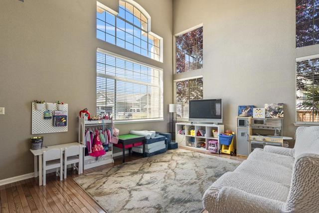 310 Bonnie Lane, Hollister CA: https://media.crmls.org/mediaz/53804c89-00e5-45ca-8ee4-876461a06115.jpg