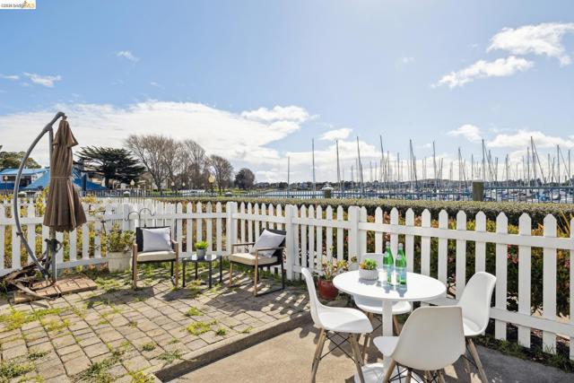 Image 4 of 55 For 306 Commodore Dr