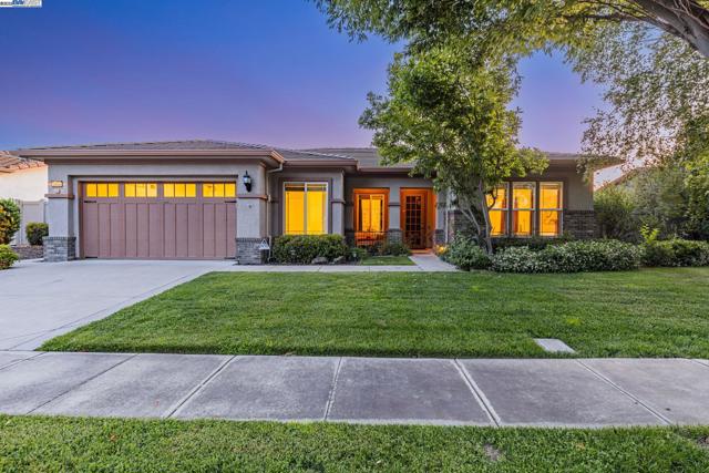 2453 Gardenstone Pl, Manteca CA: https://media.crmls.org/mediaz/5380dd17-2c56-4e1b-b7d8-c214561a56c2.jpg